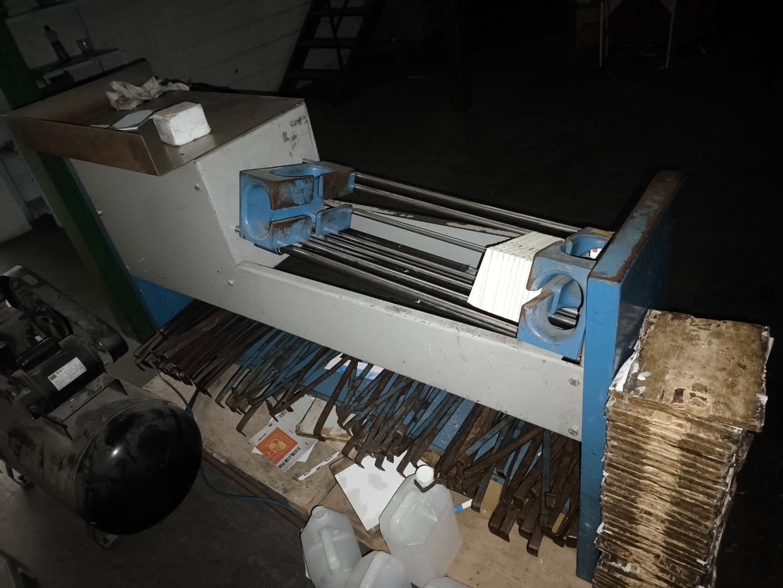 LOTE 01 - Prensa pneumática linear