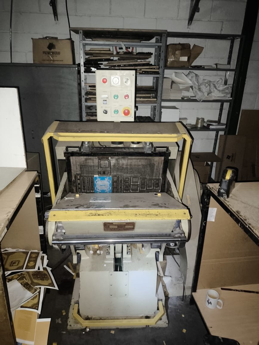 LOTE 04 - Máquina de corte e vinco