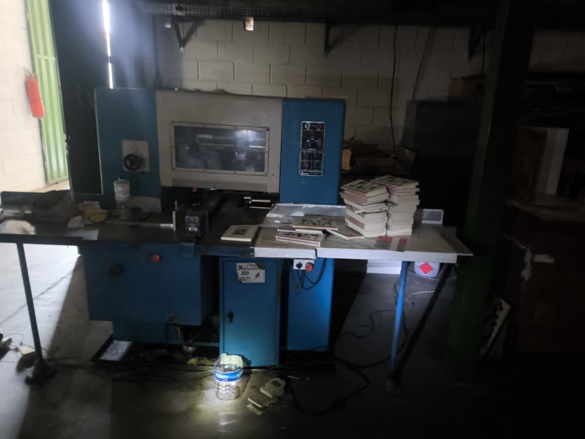 LOTE 05 - Máquina de corte trilateral