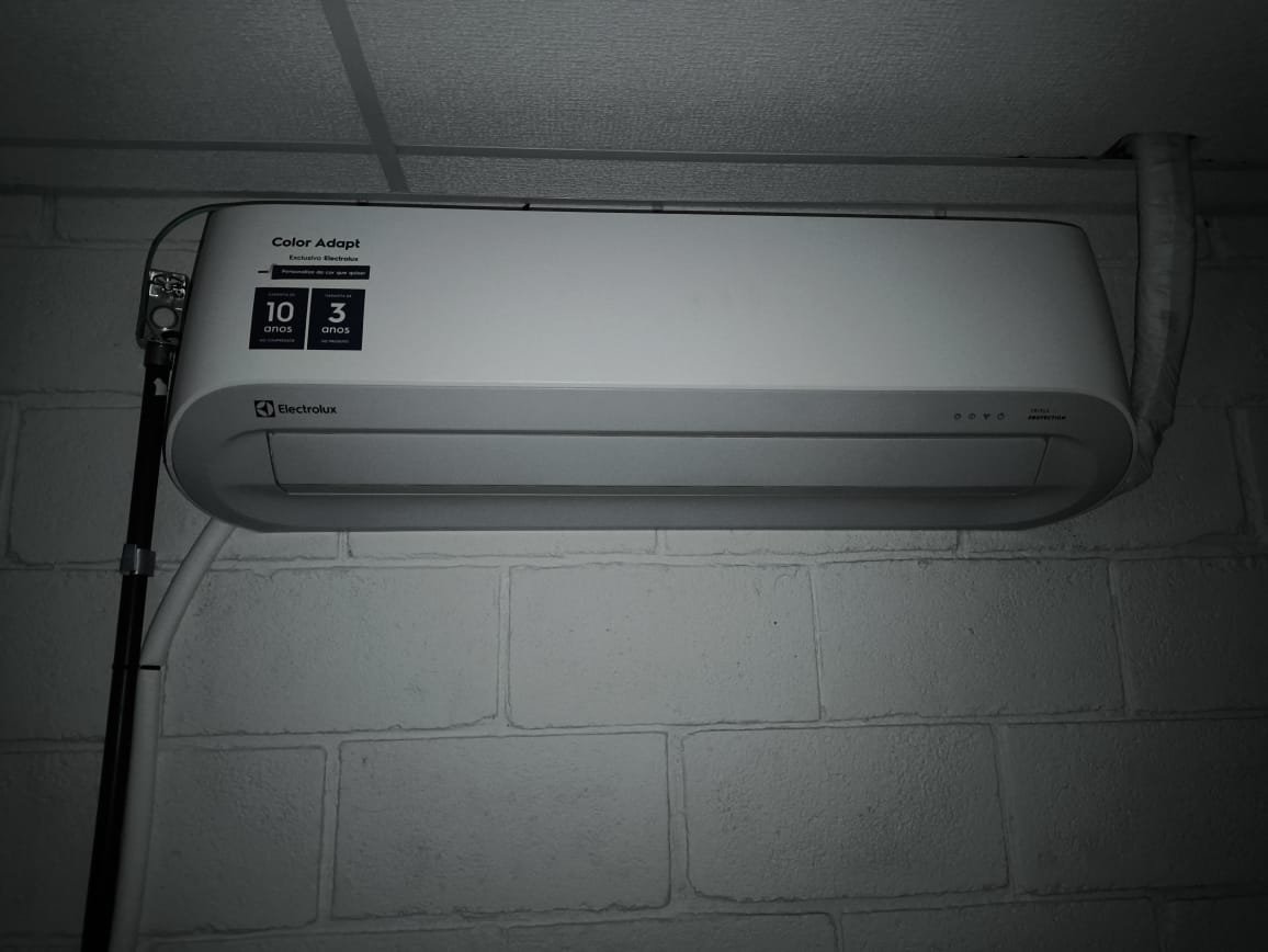 LOTE 23 -  Um aparelho de ar condicionado, marca Electrolux