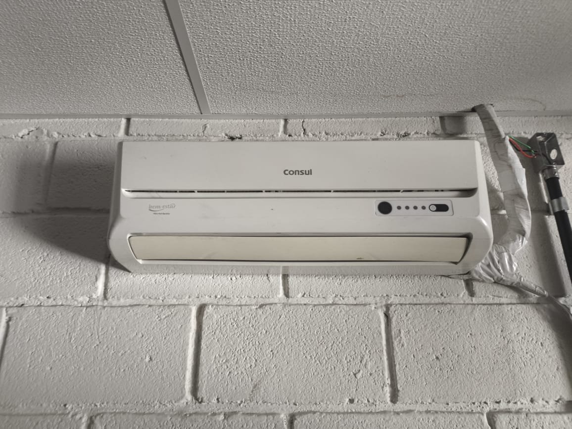 LOTE 24 - Um aparelho de ar condicionado, marca Consul