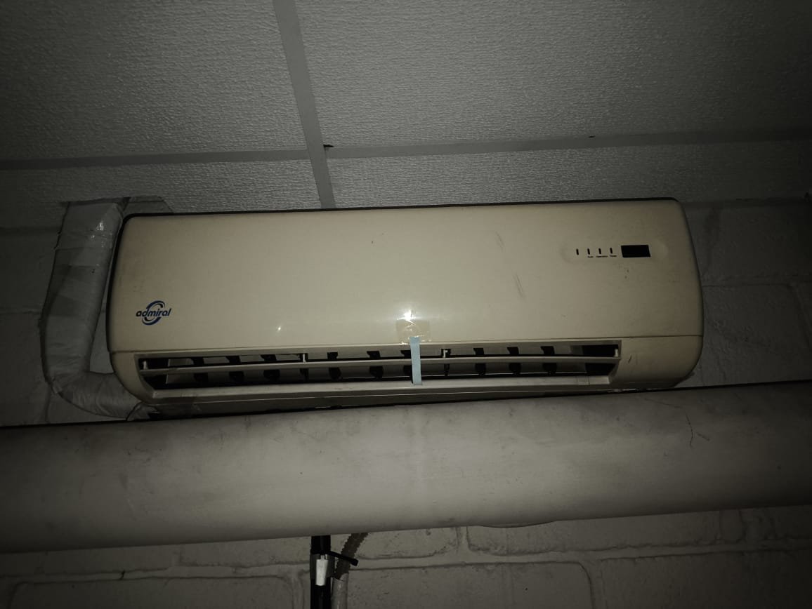 LOTE 25 -  Um aparelho de ar condicionado, marca Admiral