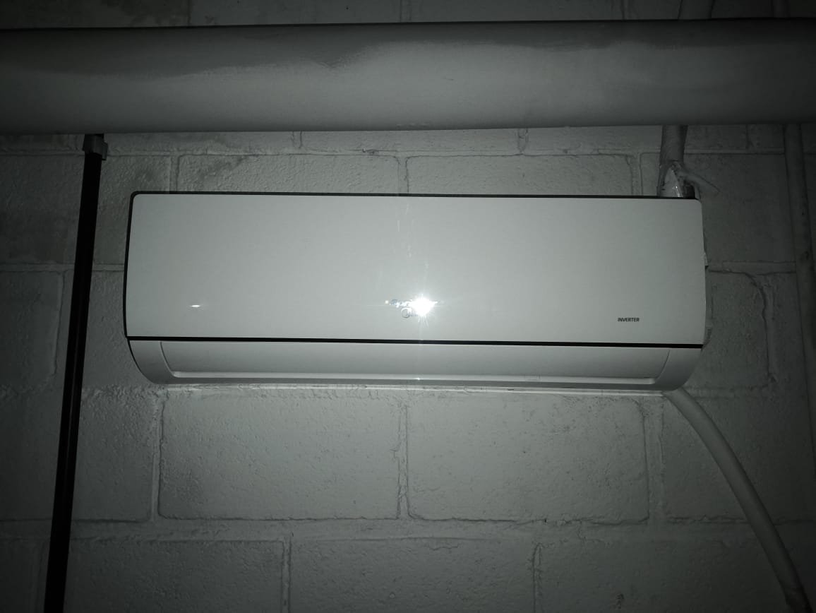 LOTE 26 - Um aparelho de ar condicionado, marca Midea