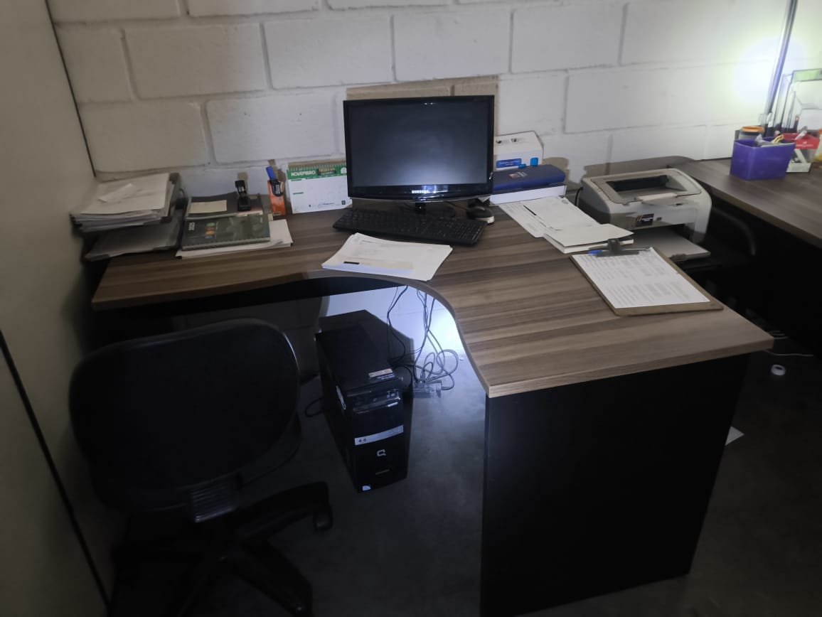 LOTE 31 - Duas mesas de escritório em "L", sem gavetas