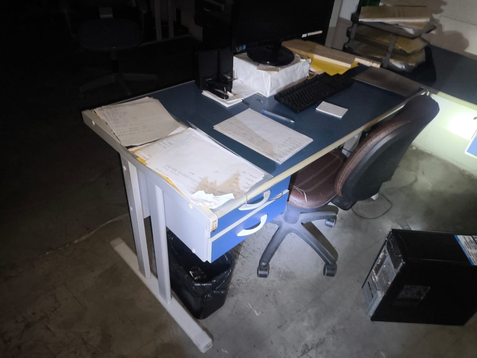 LOTE 33 - Quatro mesas de escritório, com gavetas, na cor azul