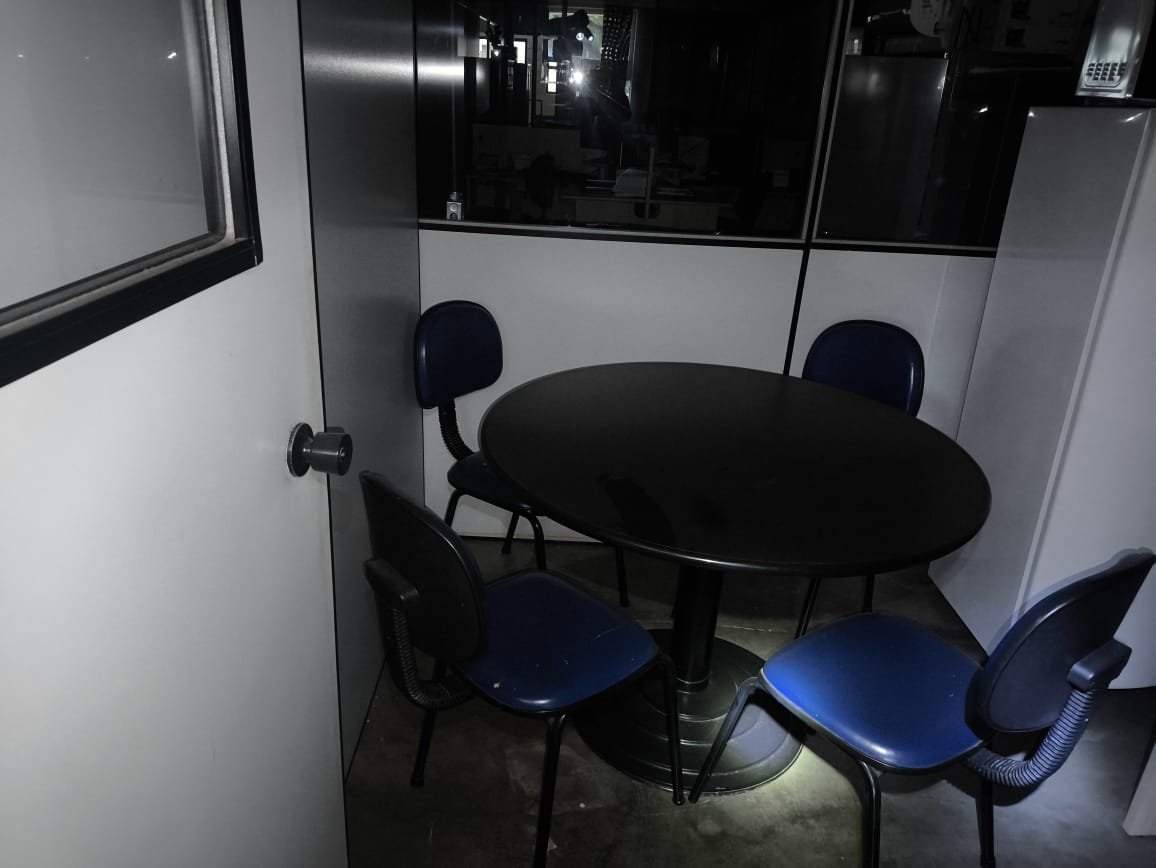 LOTE 35 - Uma mesa redonda com tampo cinza