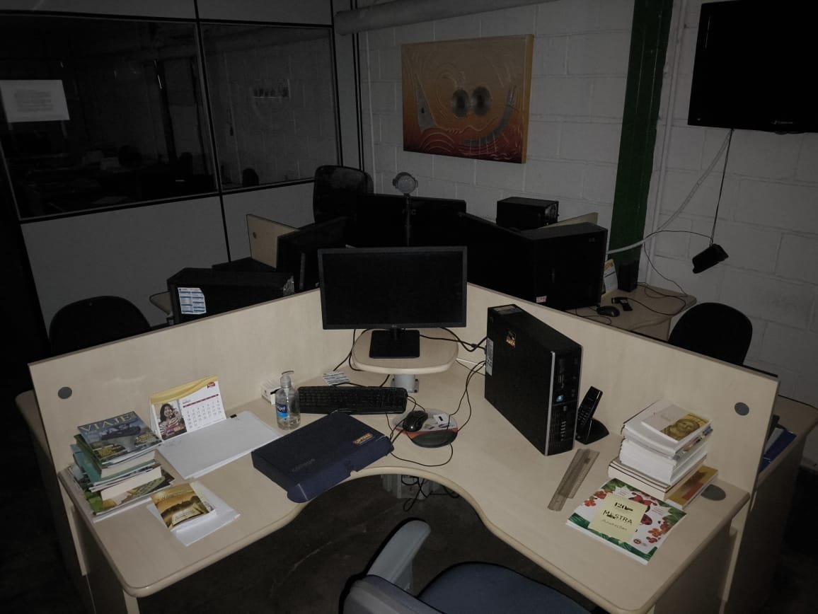 LOTE 45 - Uma estação de trabalho, com 4 lugares