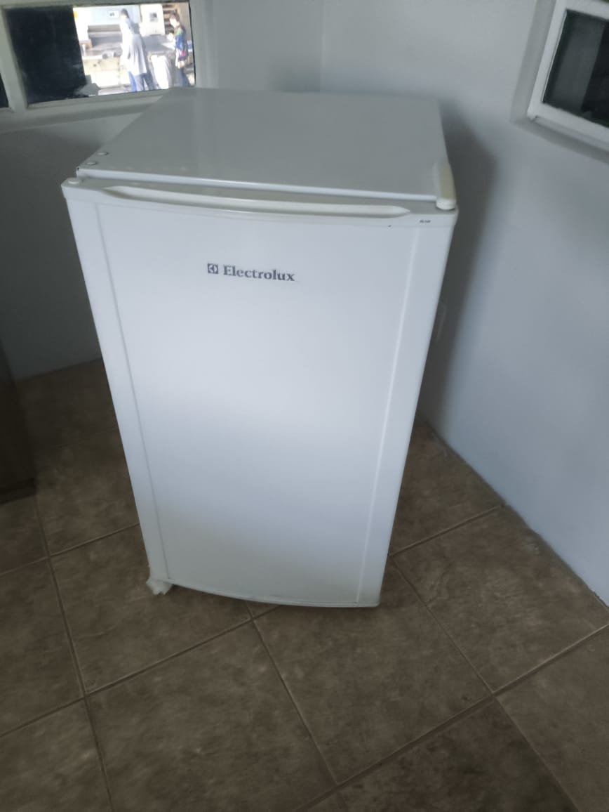 LOTE 50 - Um frigobar, marca Electrolux
