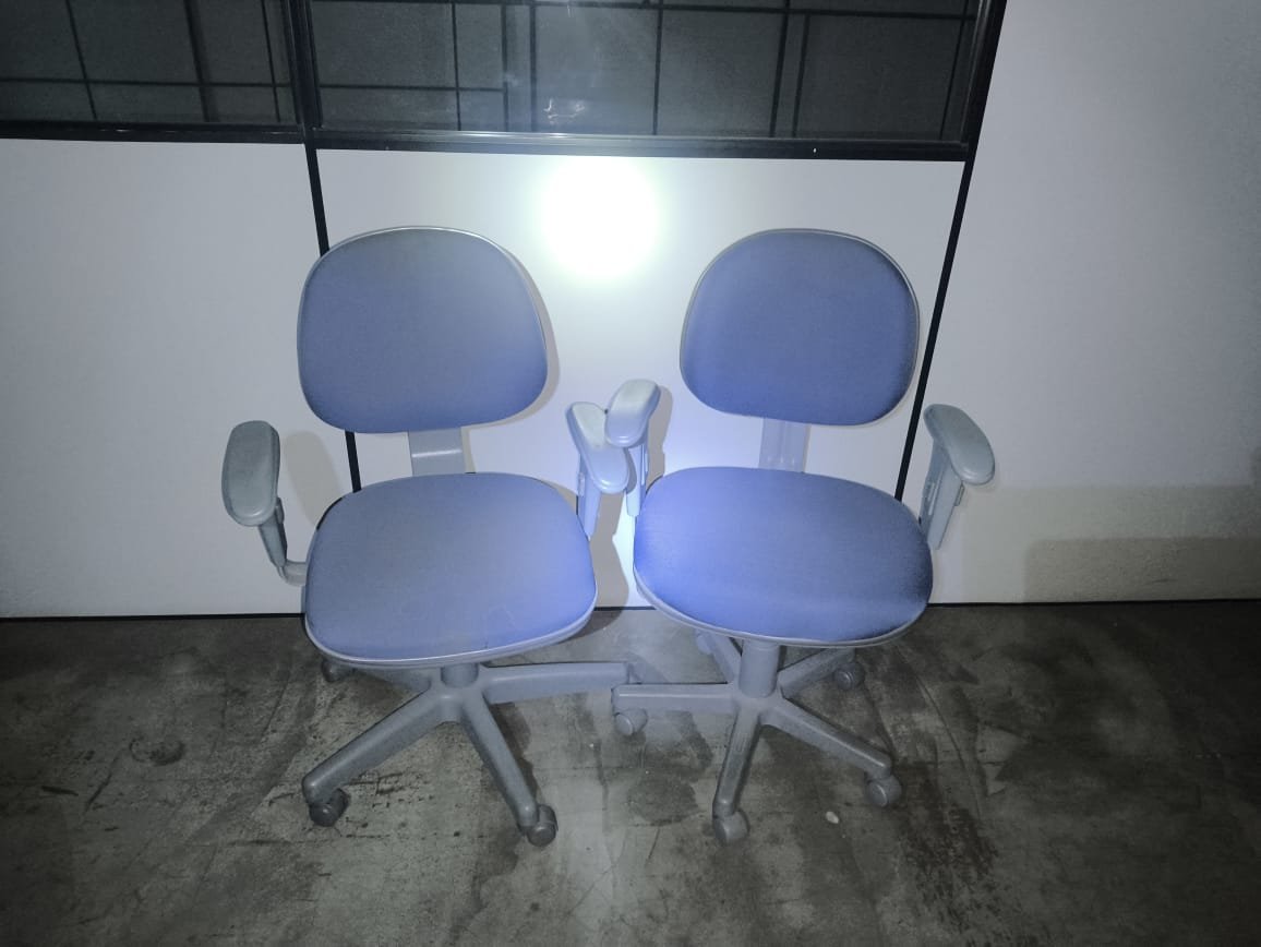 LOTE 63 - Cinco cadeiras giratórias azuis