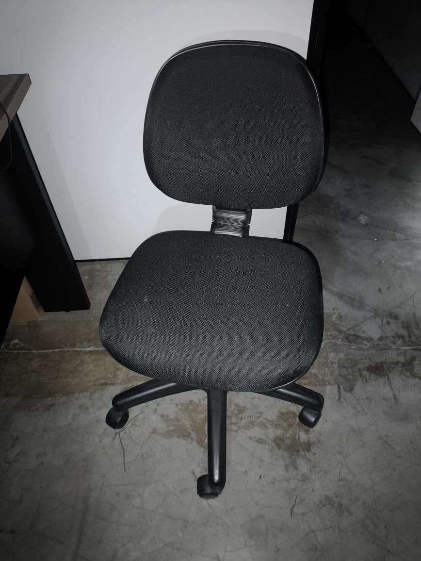 LOTE 64 - Quatro cadeiras giratórias pretas