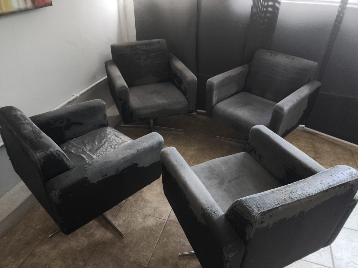 LOTE 67 - Quatro poltronas na cor cinza, com pés de metal cromado