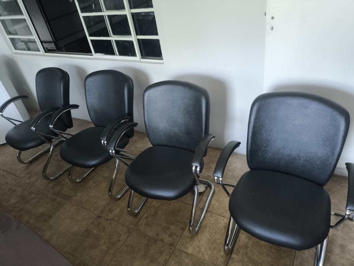 LOTE 68 - Oito cadeiras de couro sintético