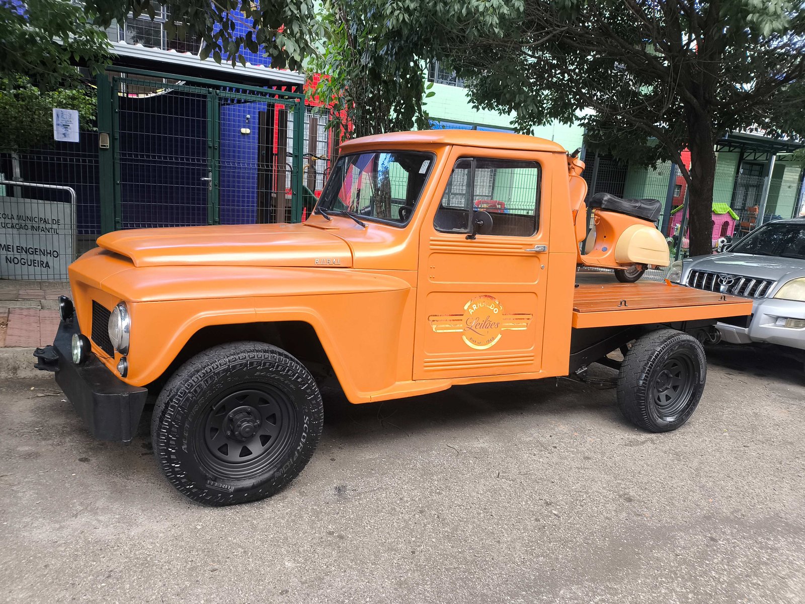 LOTE 01 - WILLYS/OVERLAND-CAMIONETE ANO 1949, CARROCERIA COM MOTO VESPA DE ENFEITE