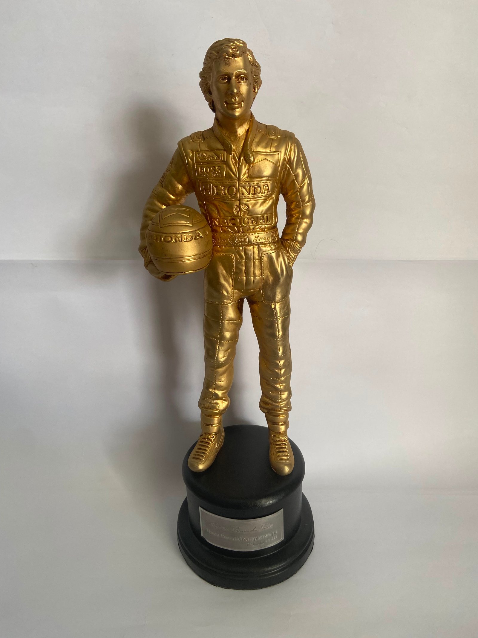 Escultura Oficial Ayrton Senna: "A Paradinha" – Edição Limitada (Peça 002 de 500) | Assinada por Wilson Iguti em Parceria com