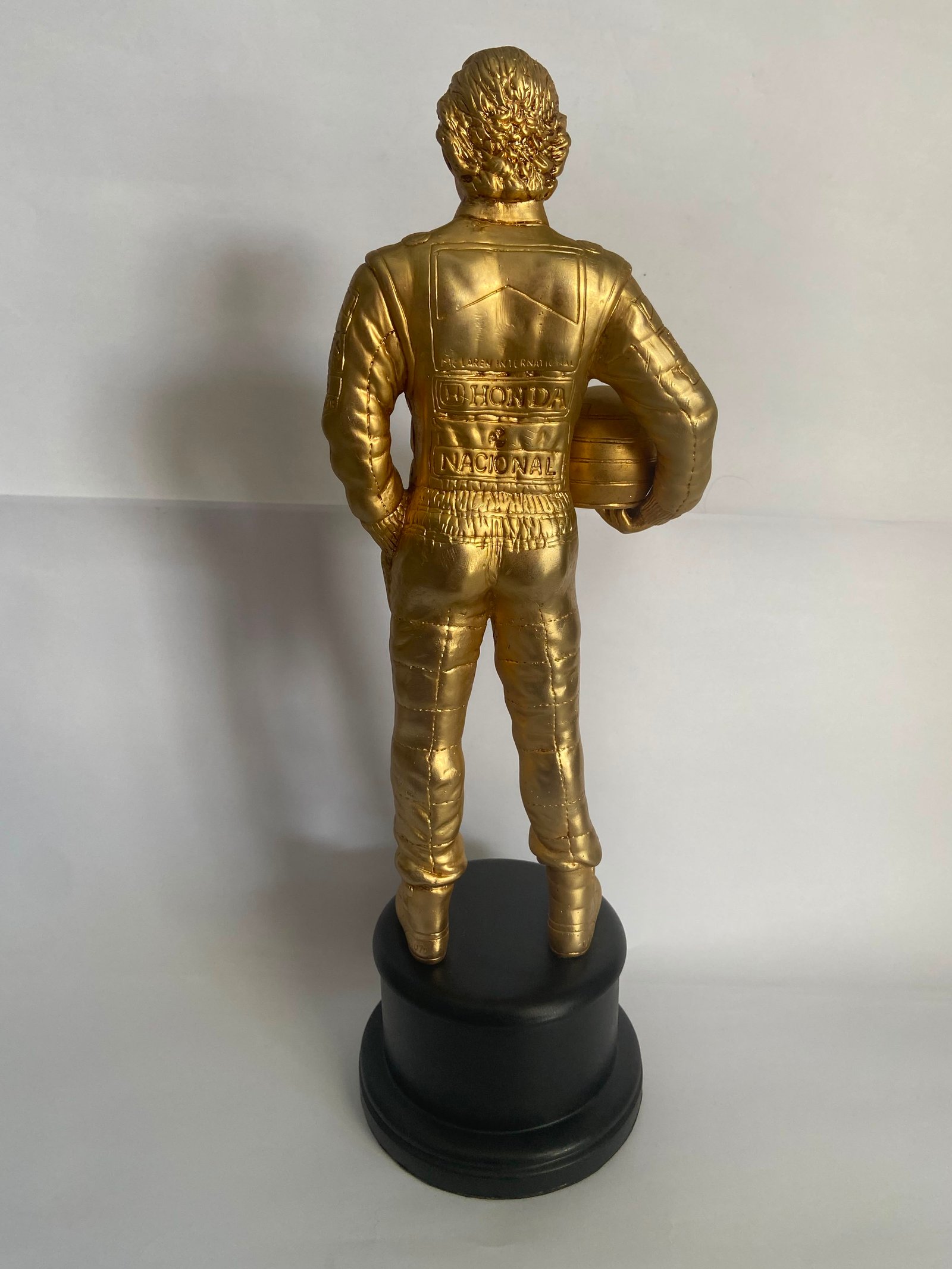 Escultura Oficial Ayrton Senna: "A Paradinha" – Edição Limitada (Peça 002 de 500) | Assinada por Wilson Iguti em Parceria com